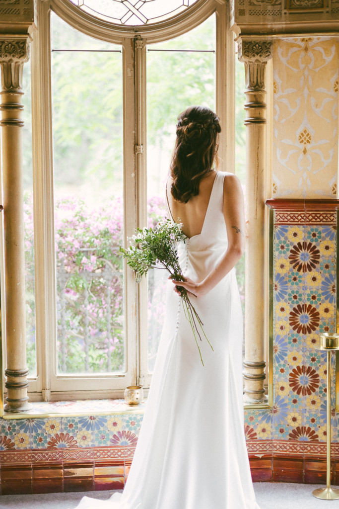 Vestido de novia en satén sedoso con detalle de gasa en el pecho